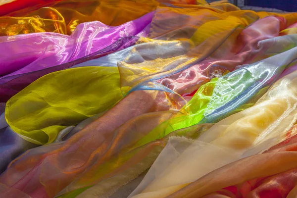 Kleurrijke sjaals op de markt — Stockfoto