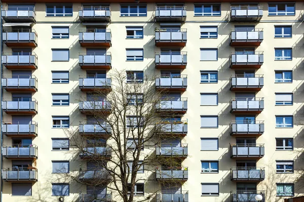 Generiska hus fasad med balkong — Stockfoto