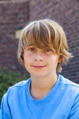 Akıllı çocuk bankta oturuyor.