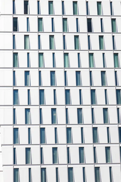 Façade du gratte-ciel avec fenêtres structurées en rangées avec différer — Photo