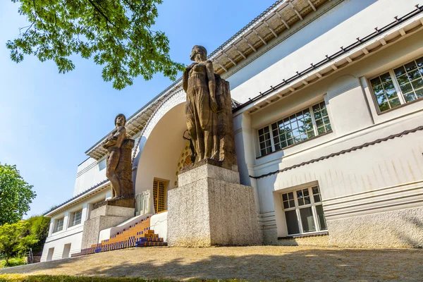 Beroemde ingang naar de ernst-ludwig-huis op de mathildenhoehe — Stockfoto