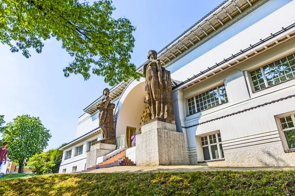 Famosa entrada a la Casa Ernst-Ludwig en la mathildenhoehe — Foto de Stock