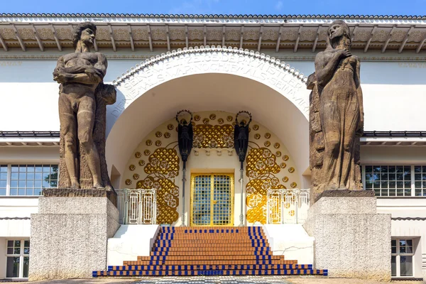 Pintu masuk terkenal ke Ernst-Ludwig House di mathildenhoehe — Stok Foto