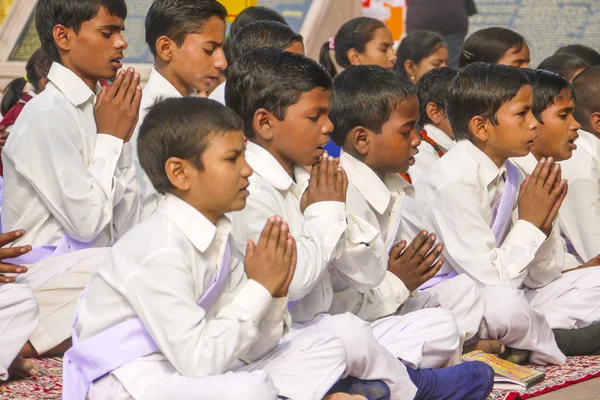 Les jeunes enfants prient dans le monastère bouddhiste tibétain Sarnath — Photo