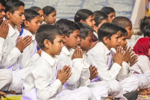 Les jeunes enfants prient dans le monastère bouddhiste tibétain Sarnath — Photo