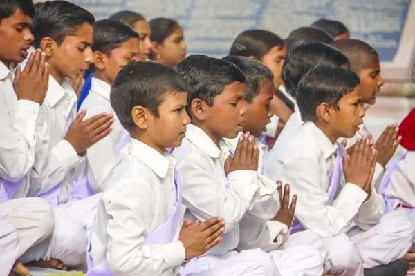 Young children pray in tibetan buddhist monastery Sarnath — Stock Photo, Image