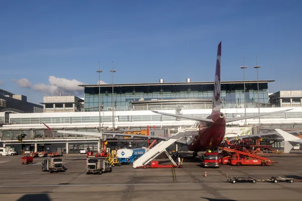 Avion à portée de main dans le terminal moderne 2 à Hambourg, Ge — Photo