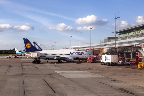 Avion à portée de main dans le terminal moderne 2 à Hambourg, Ge — Photo
