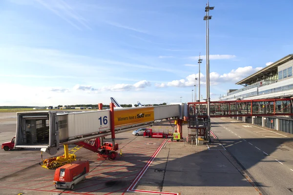 Airbridge vid grinden i moderna terminal 2 i hamburg, groddar — Stockfoto