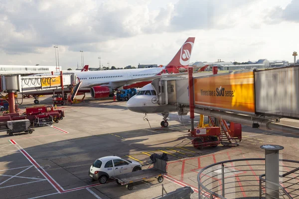 Vliegtuigen op de vinger in de moderne terminal 2 in hamburg, ge — Stockfoto