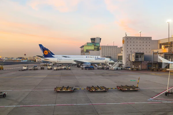 Lufthansa uçağı pist sabah baş için hazır — Stok fotoğraf