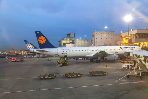 Lufthansa vlucht klaar om hoofd naar baan in de ochtend — Stockfoto