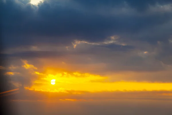 Východ slunce nad bílými mračny na obloze — Stock fotografie