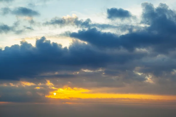 Восход солнца над белыми облаками в небе — стоковое фото