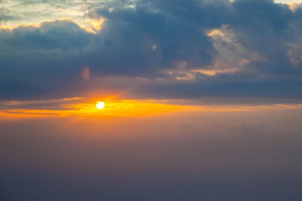 Salida del sol sobre el paisaje nuboso blanco en el cielo —  Fotos de Stock