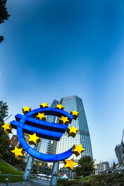 Euro-symbolen i frankfurt under natten — Stockfoto