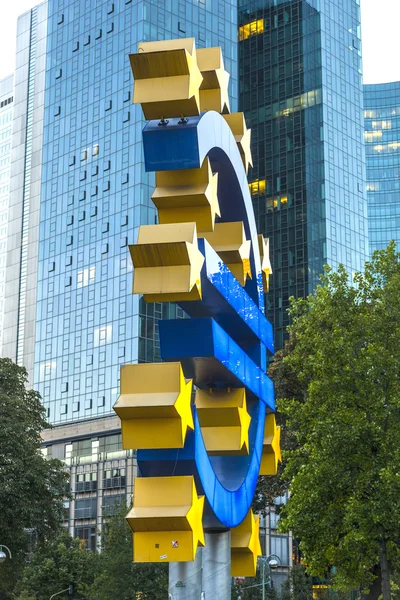 Eurosymbool in frankfurt per nacht — Stockfoto