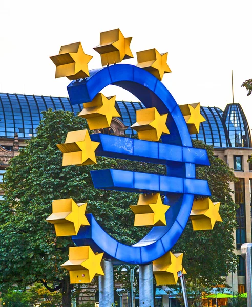 Symbol euro we Frankfurcie nad Menem nocą — Zdjęcie stockowe