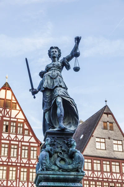 Lady rättvisa i frankfurt — Stockfoto