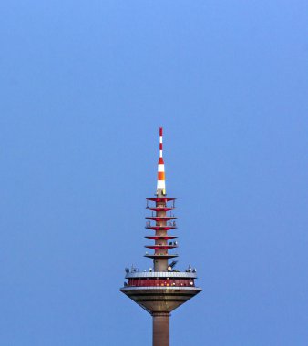 Frankfurt 'un ufuk çizgisi ve ön planda tarlalar