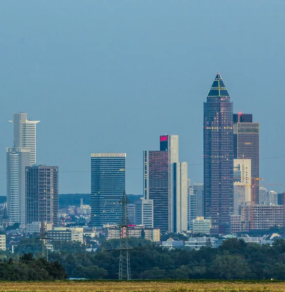 Skyline of Frankfurt with fields in foreground — Stock Photo, Image