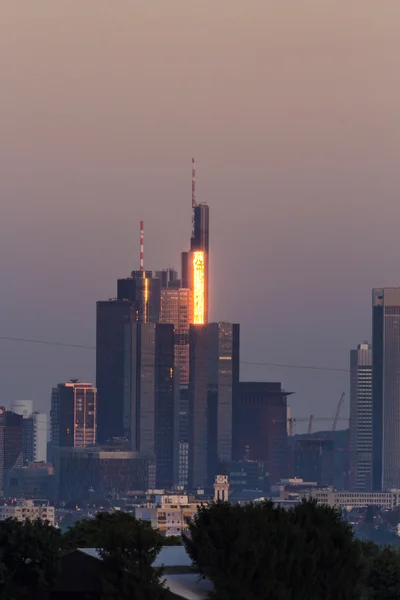 Západ slunce s odrazy v mrakodrapy z Frankfurtu — Stock fotografie