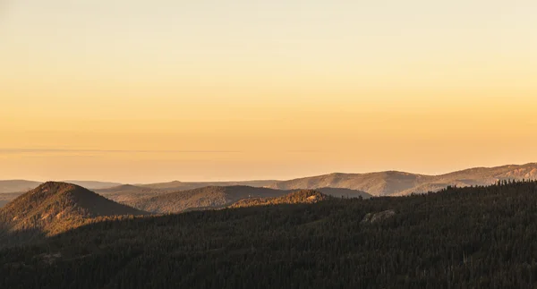 Zonsopgang boven de bomen en bergen van lassen volcanic national — Stockfoto