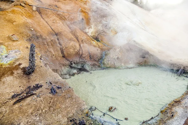 Chaudron de boue dans le parc national de Lassen — Photo