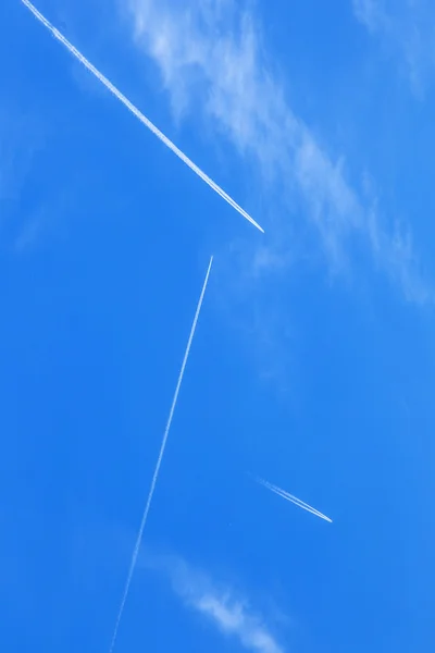 많은 contrails 깊고 푸른 하늘 — 스톡 사진