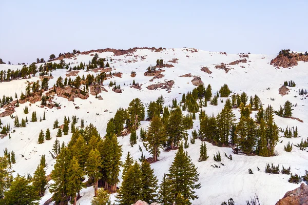 Neve no Monte Lassen no parque nacional — Fotografia de Stock