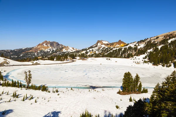 Schnee auf dem Berg Lassen im Nationalpark — Stockfoto