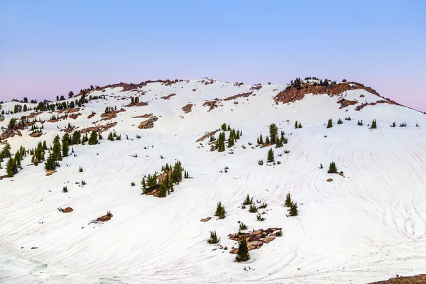 Śnieg na górze Lassen w parku narodowym — Zdjęcie stockowe
