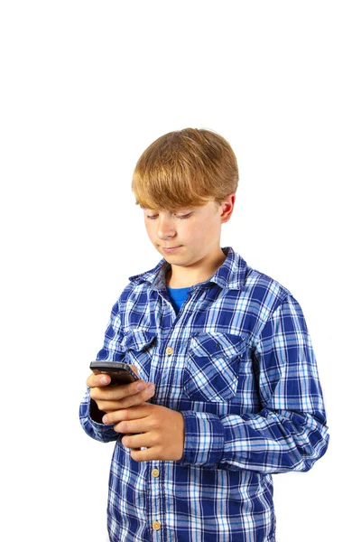 Милий красивий молодий хлопчик говорить мобільний телефон — стокове фото