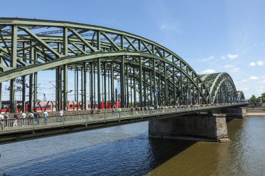 hohenzollern köprü adlı mesire boyunca yürümeyi keyfini çıkarın