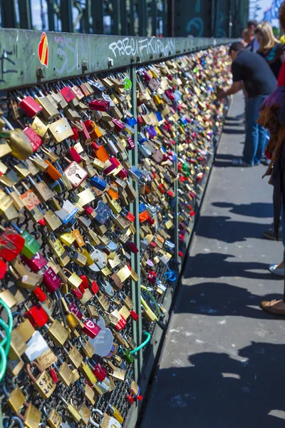 Lockers at the Hohenzollern bridge symbolize love for ever — Stock Photo, Image