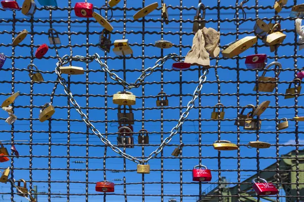 Lockers at the Hohenzollern bridge symbolize love for ever — Stock Photo, Image