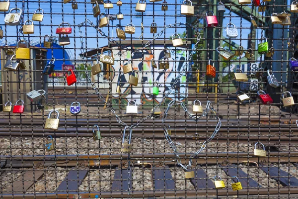 Lockers at the Hohenzollern bridge symbolize love for ever — Stock Photo, Image