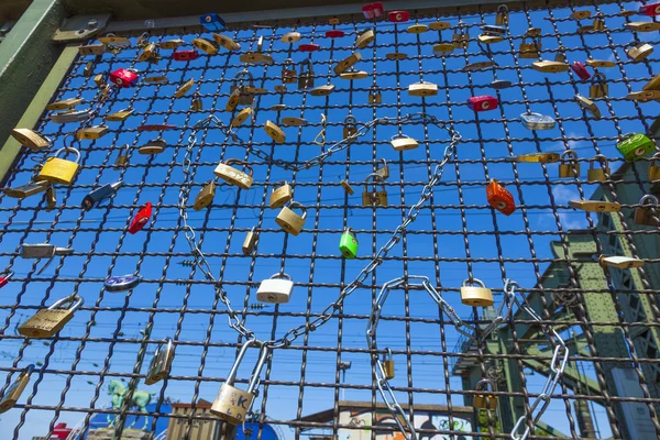 Lockers at the Hohenzollern bridge symbolize love for ever — Stock Photo, Image