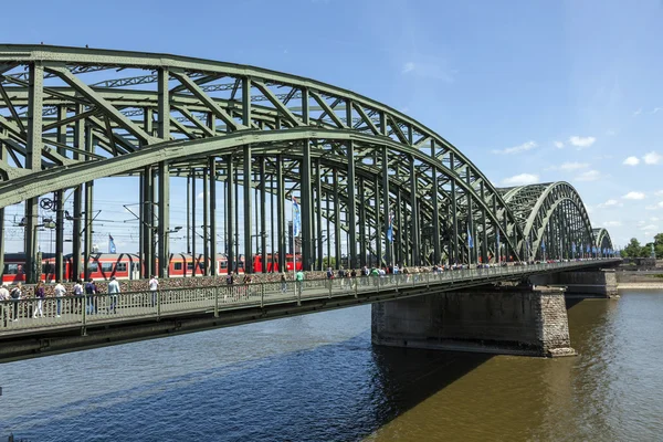 Disfrutar de caminar a lo largo del paseo marítimo en el puente Hohenzollern —  Fotos de Stock