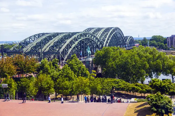 Enjoy to walk along the promenade at the Hohenzollern bridge — Stock Photo, Image