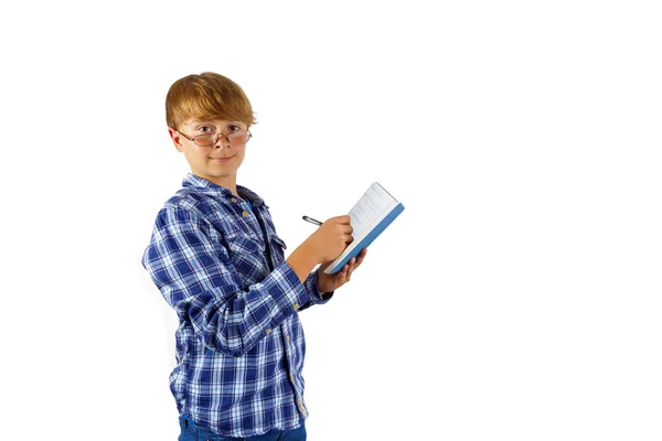 Lycklig smart pojke läser i en bok — Stockfoto