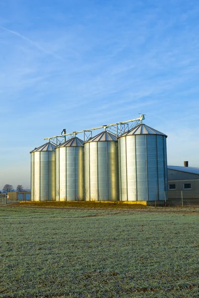 Veld in oogst met silo — Stockfoto