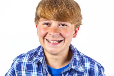 gülen mutlu akıllı çocuk