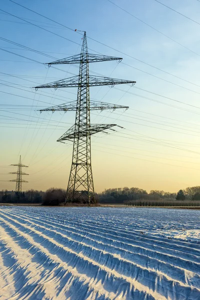 Ηλεκτρικές πύργο σε αγροτικό τοπίο με πεδία σε αλουμινόχαρτο — Φωτογραφία Αρχείου