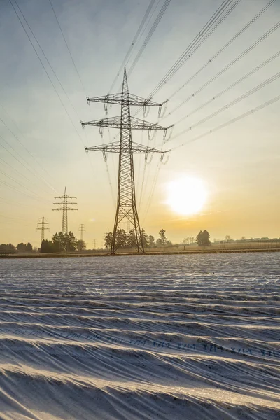 Strommast in ländlicher Landschaft mit Feldern in Folie — Stockfoto