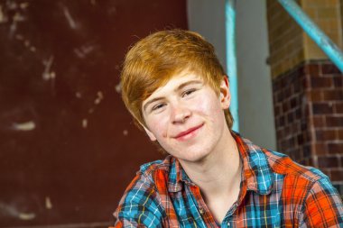 eski bir susuz havuzu merdivenlerde oturan çocuk