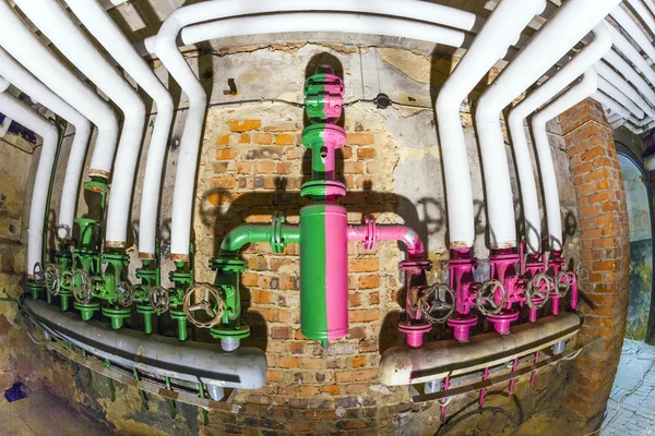 Oude pijpleidingen met een klep voor een rotte water Verwarming en controli — Stockfoto