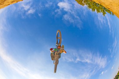 Çocuk bisikletiyle bir rampa atlayarak eğlenceli