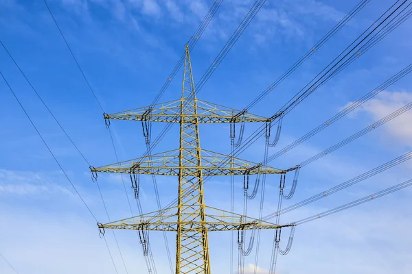 Tour pour l'électricité dans le paysage rural — Photo