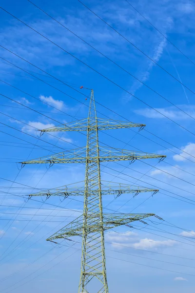 農村景観における電気タワー — ストック写真